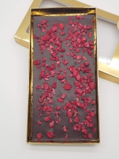 Шоколадная плитка из темного шоколада с сублимированной малиной 100 грамм
