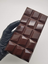 Шоколадная плитка из темного шоколада с сублимированной вишней 100 грамм