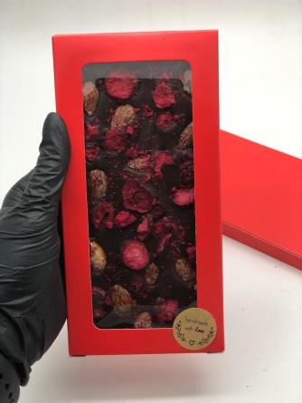 Шоколадная плитка из темного шоколада с карамелизированным миндалем и сублимированной вишней фото 1
